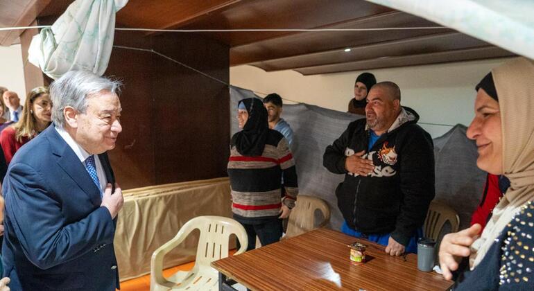 الأمين العام للأمم المتحدة أنطونيو غوتيريش يتلقي في مكان إيواء بالعاصمة اللبنانية بيروت، عائلات اضطرت إلى النزوح بسبب الأعمال القتالية وإنذارات الإخلاء.